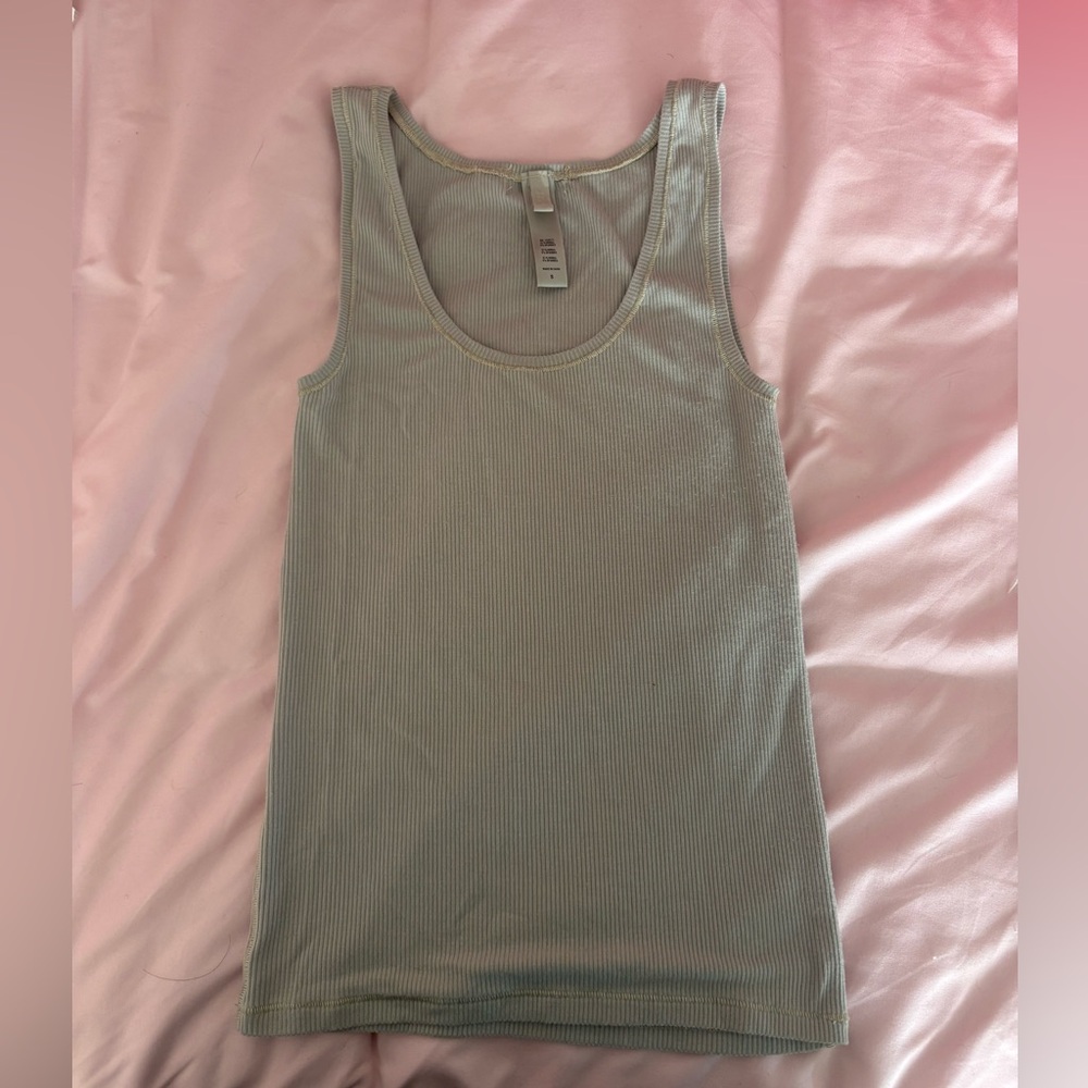 SKIMS stretchy ribbed tank top size small